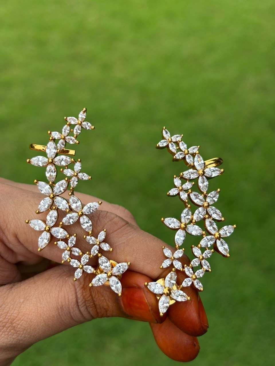 J0240 AD Stone Floral Ear cuff