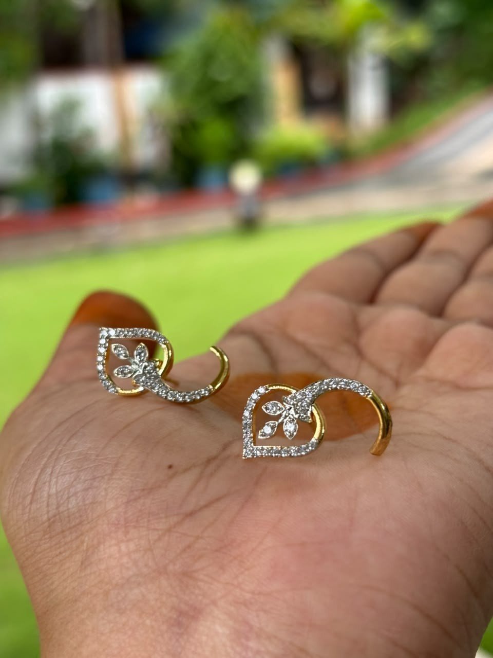 J0246 Leaf Stud