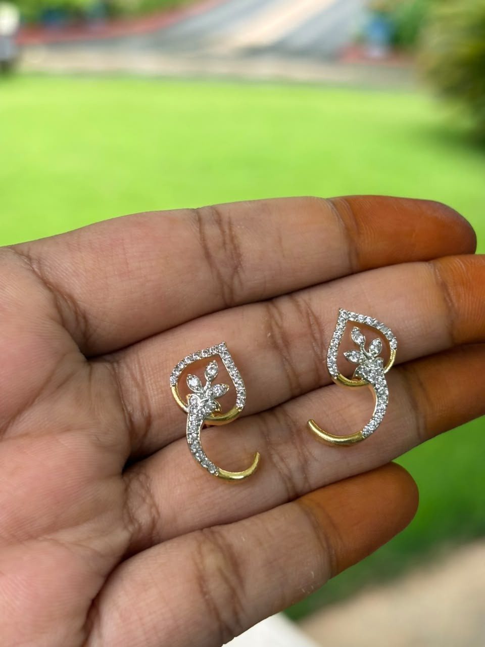 J0246 Leaf Stud