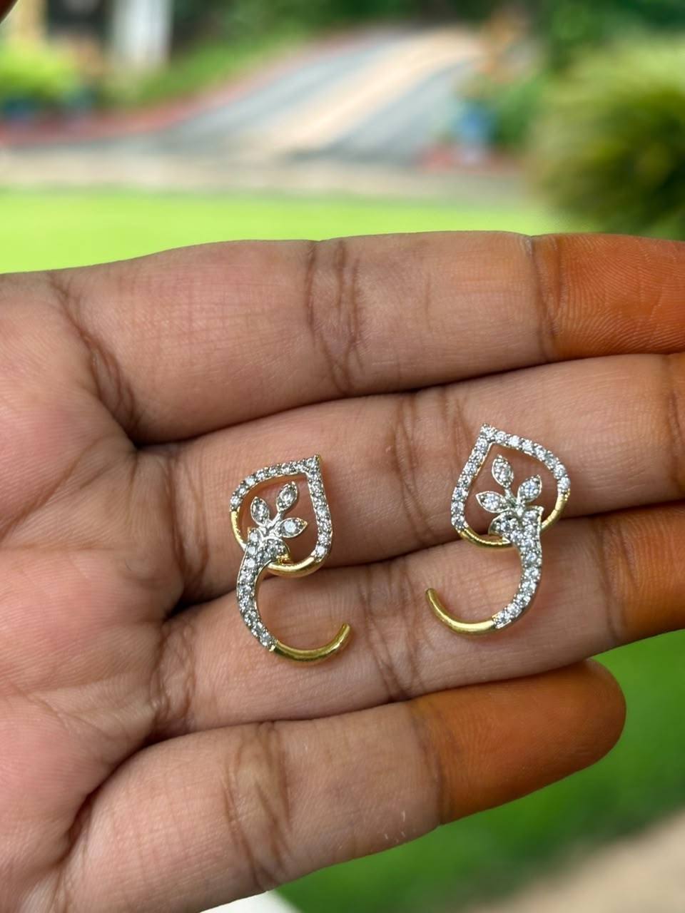 J0246 Leaf Stud