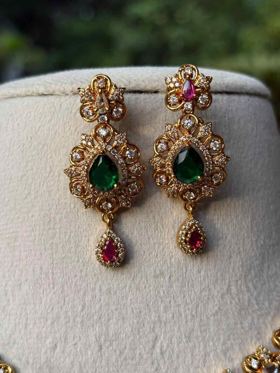 N0094 Floral Pattern Emerald Ruby stones necklace