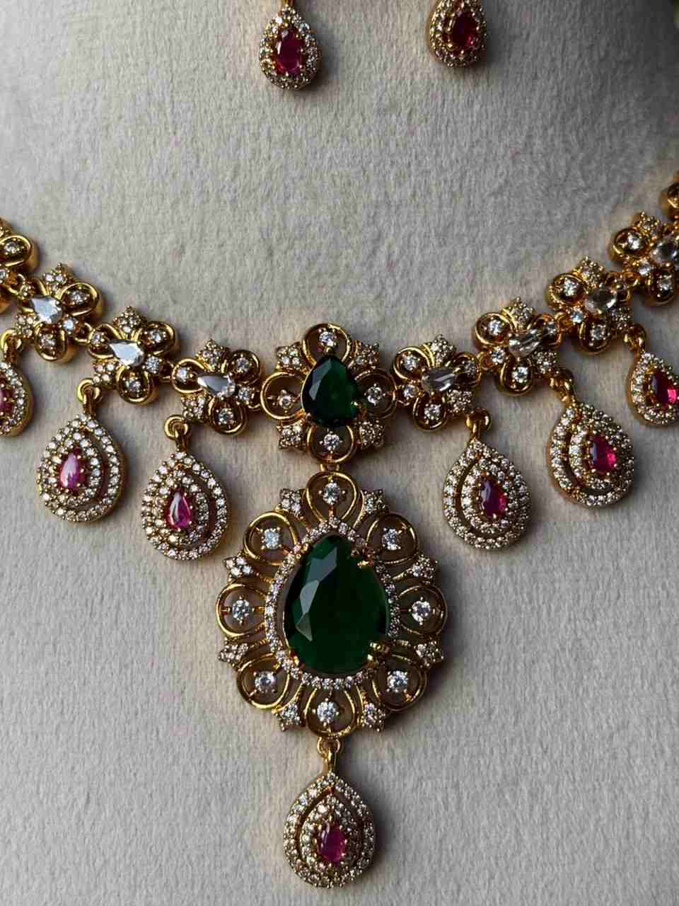 N0094 Floral Pattern Emerald Ruby stones necklace