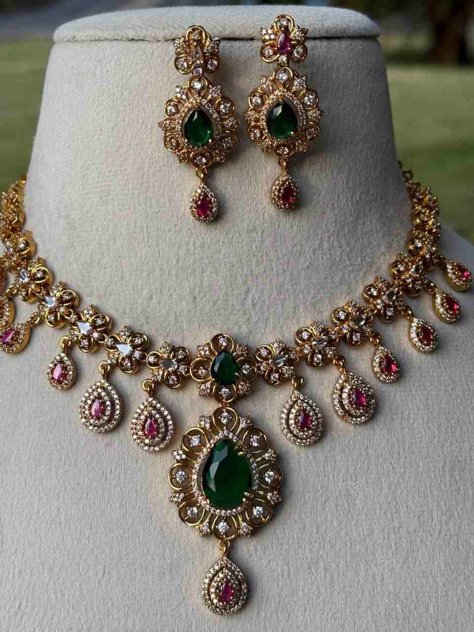 N0094 Floral Pattern Emerald Ruby stones necklace