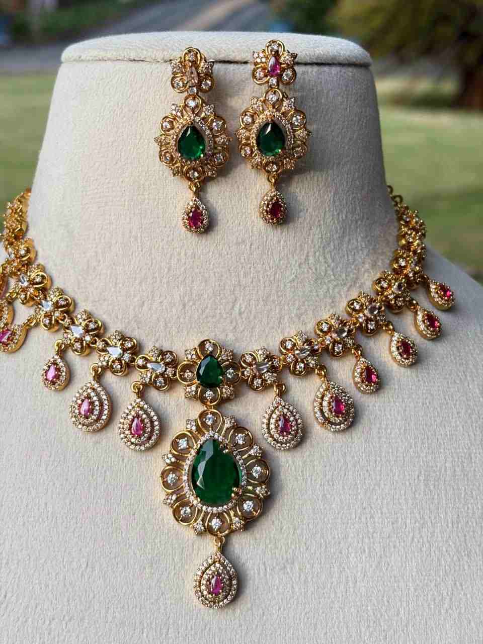 N0094 Floral Pattern Emerald Ruby stones necklace