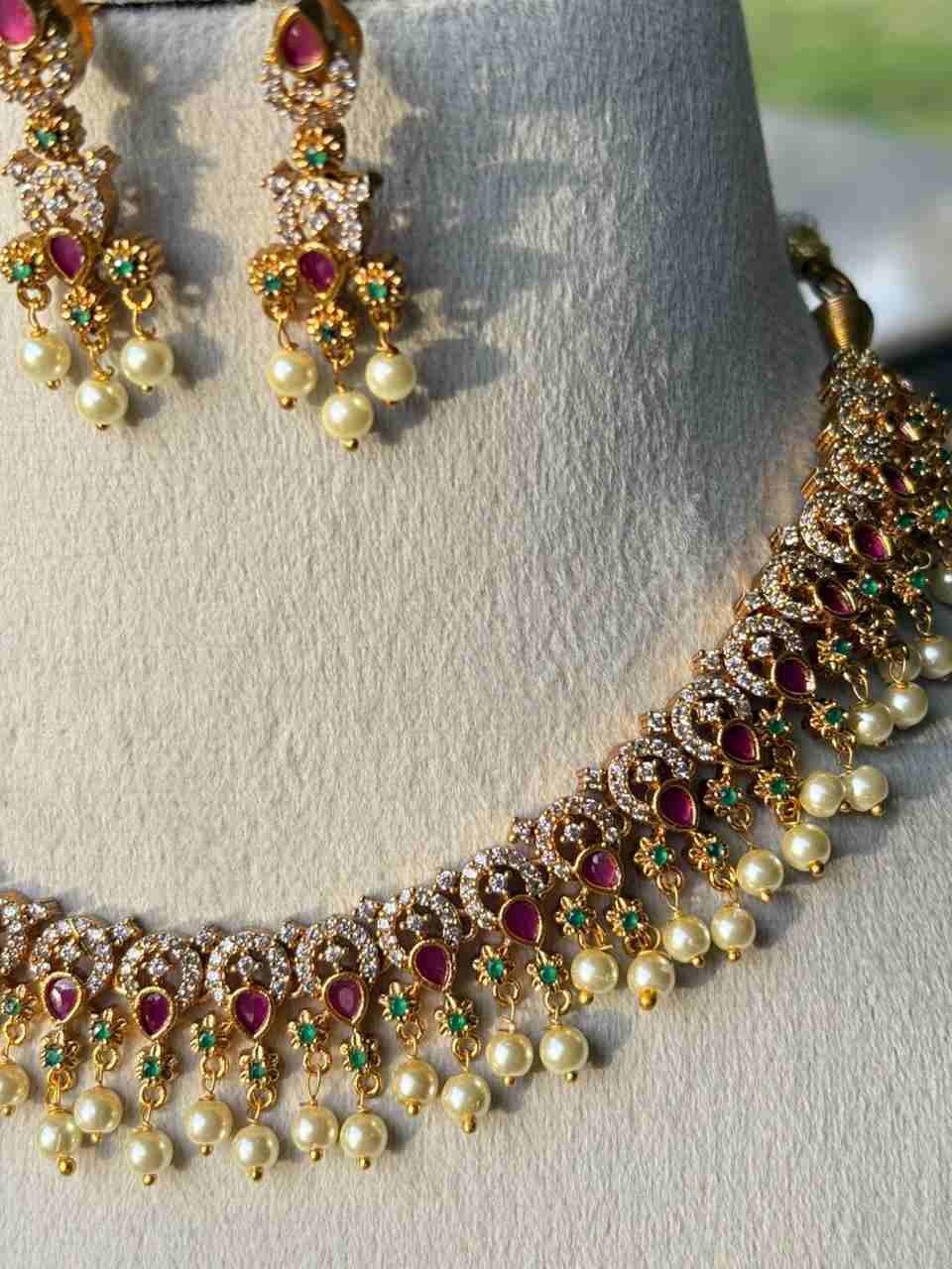 N0100 Stone Necklace with ruby red emerald green stones