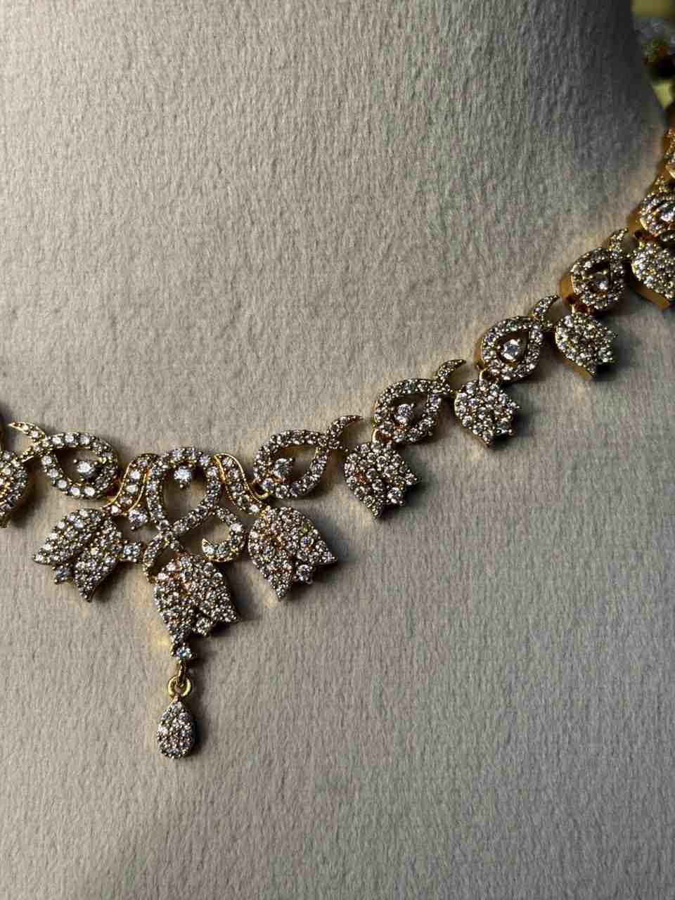 N0121 White Stones Floral Pattern Necklace