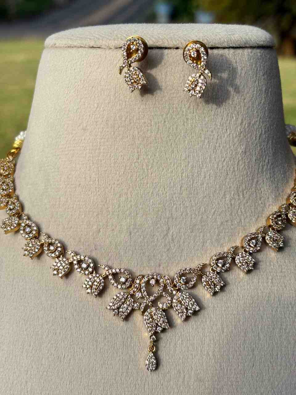 N0121 White Stones Floral Pattern Necklace