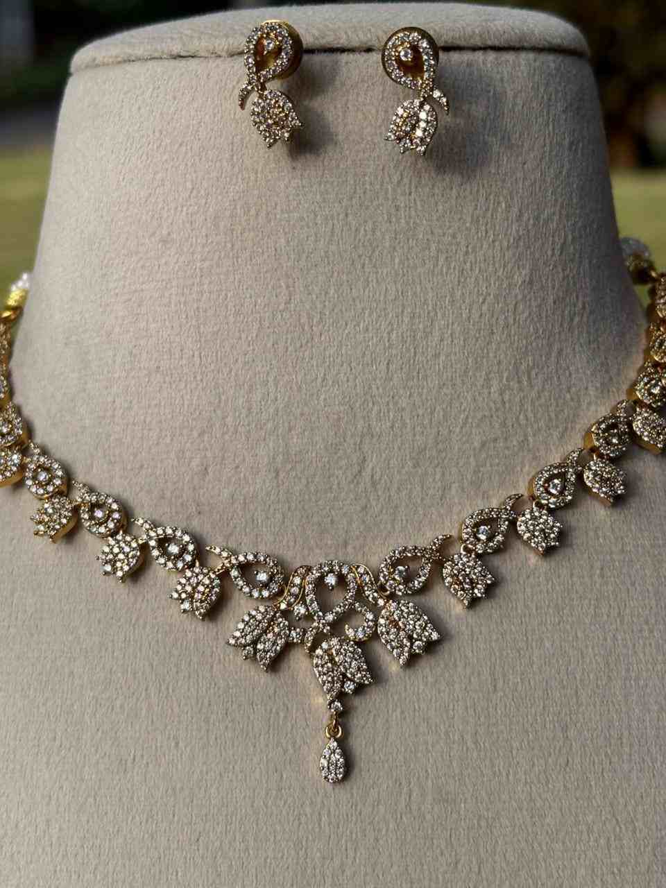 N0121 White Stones Floral Pattern Necklace