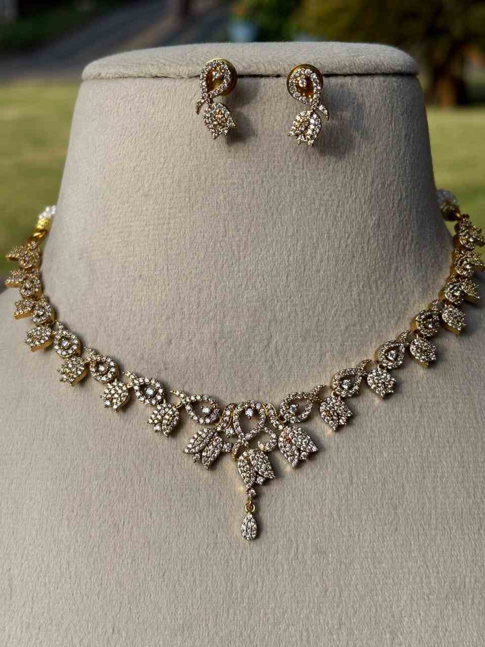 N0121 White Stones Floral Pattern Necklace