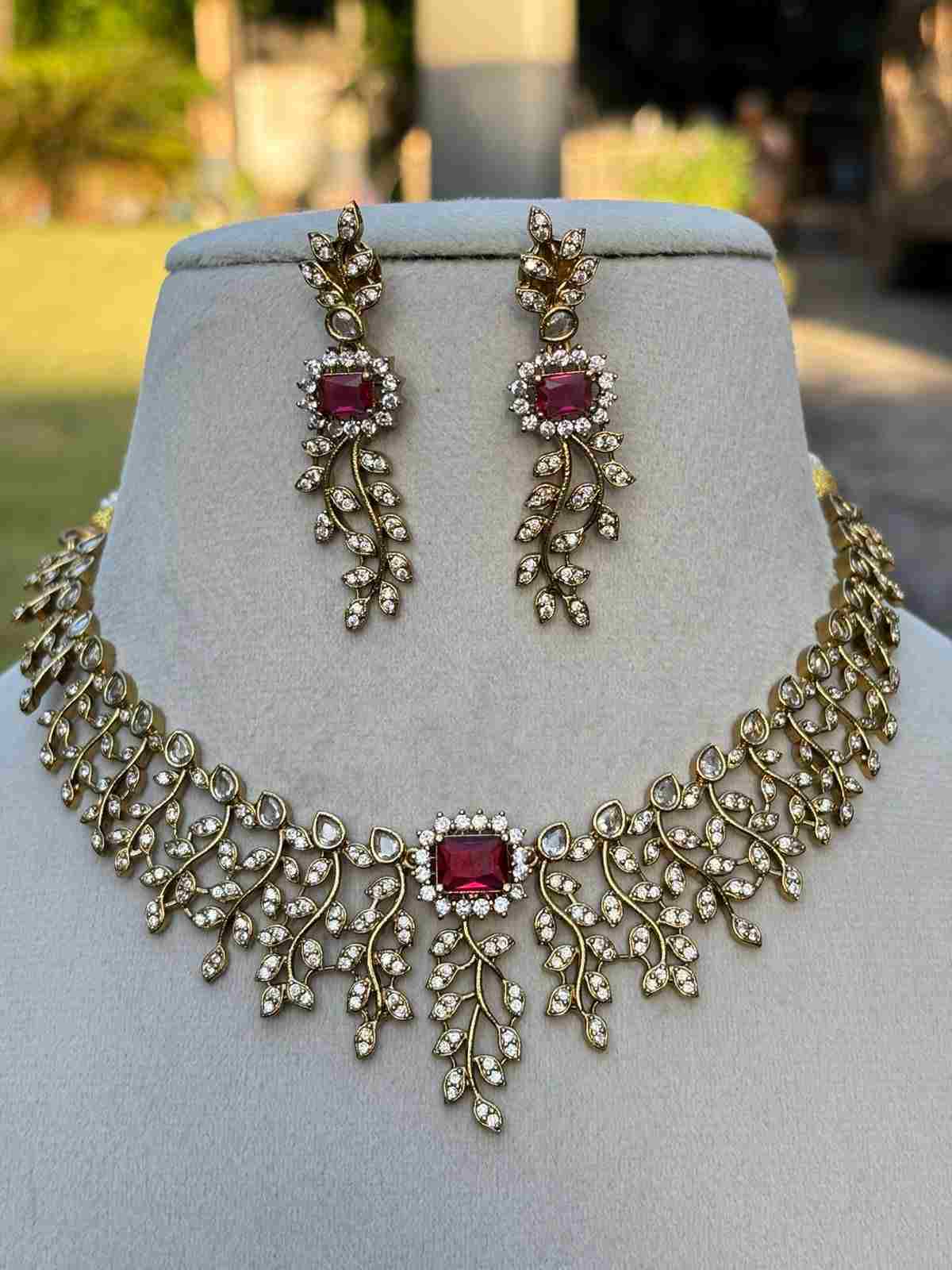 N0066 White Red Stone Necklace Floral Pattern