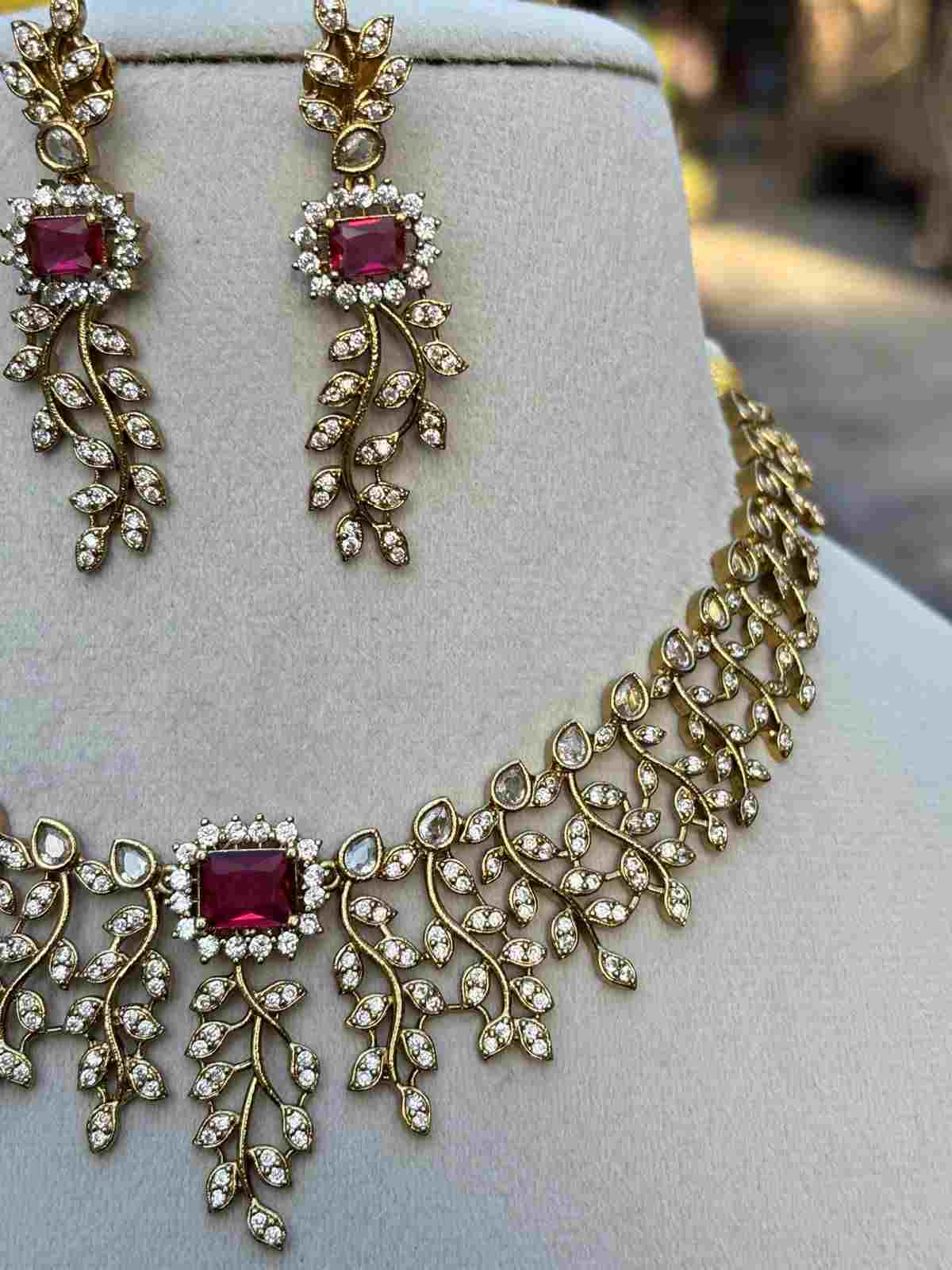 N0066 White Red Stone Necklace Floral Pattern