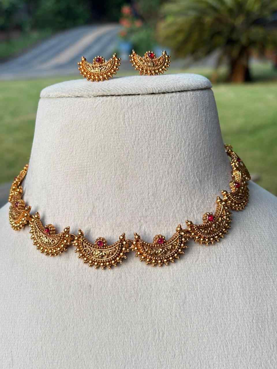 N0280 Moon shape Minimal Necklace
