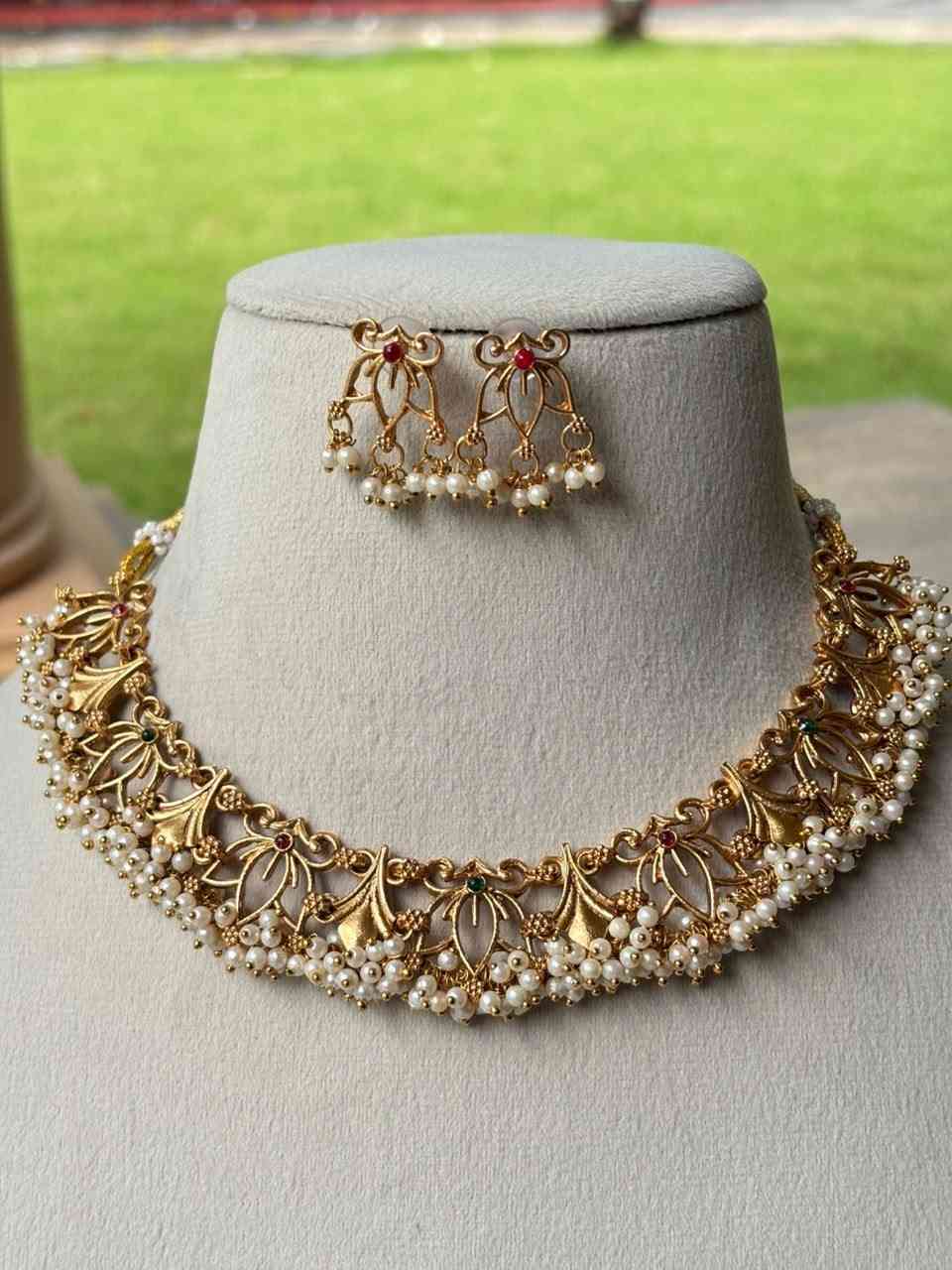 N0284 Floral Pattern Pearl Hanging Necklace