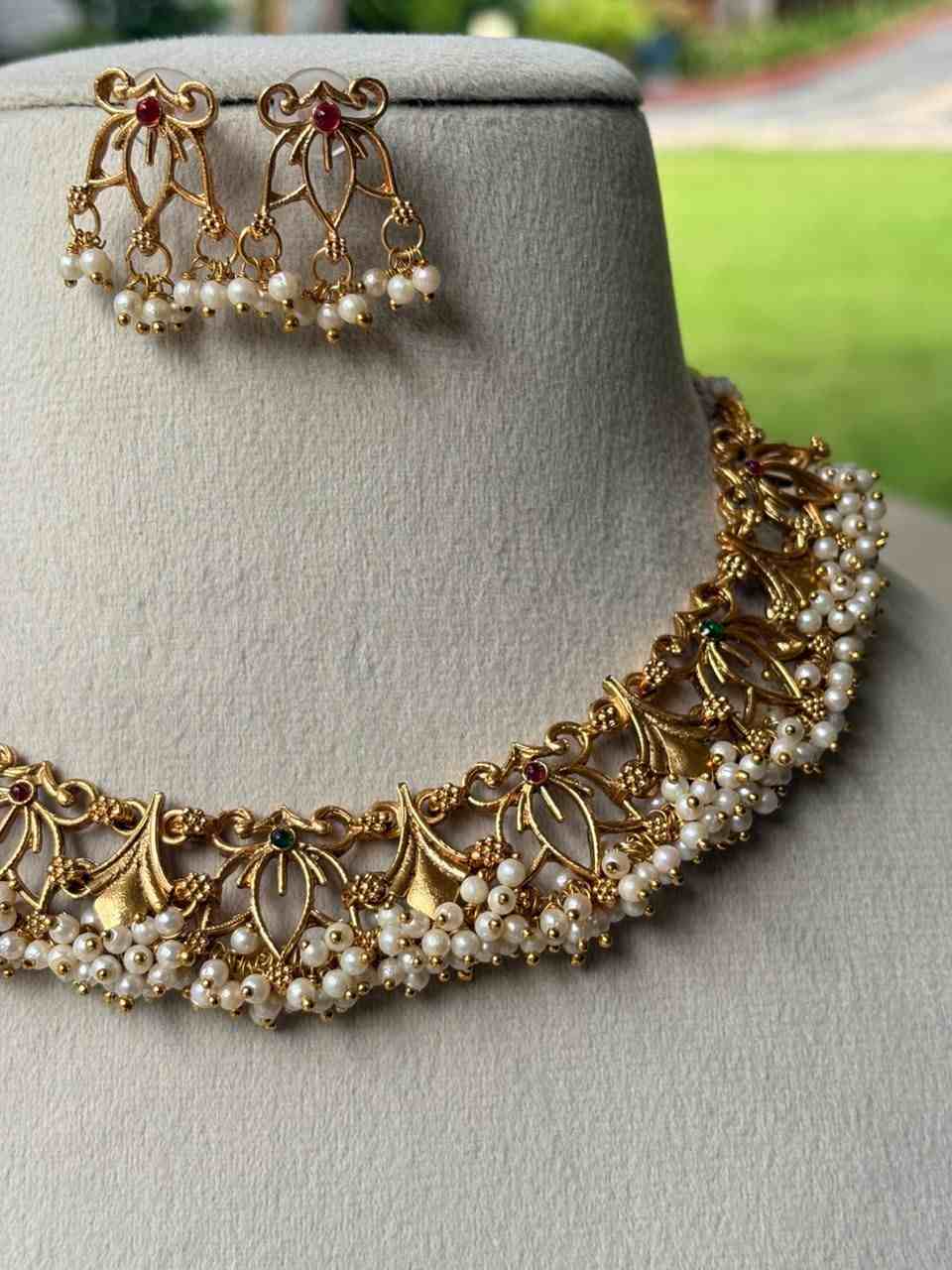 N0284 Floral Pattern Pearl Hanging Necklace
