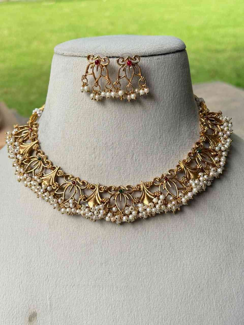 N0284 Floral Pattern Pearl Hanging Necklace