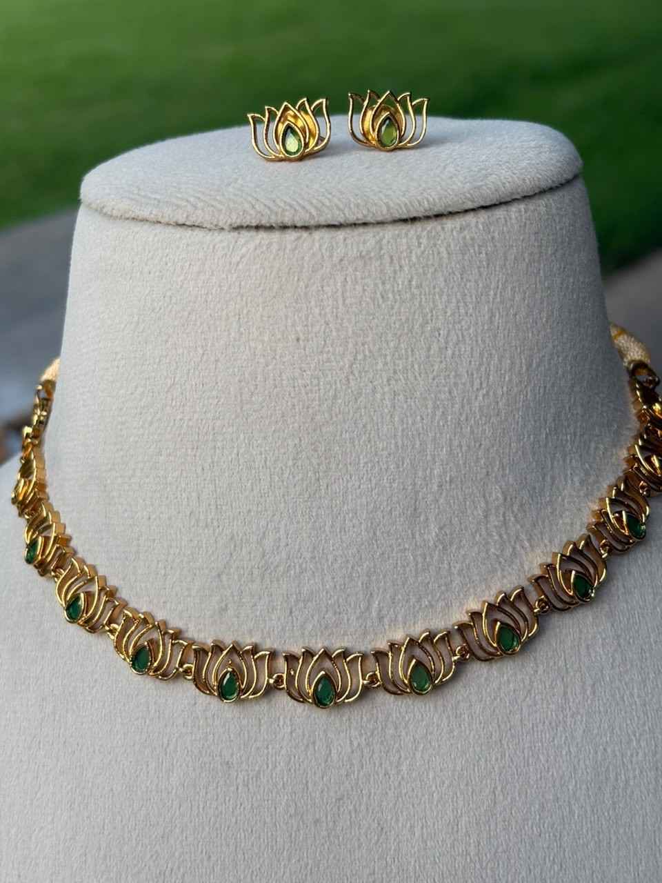 N0039 Lotus Necklace Green