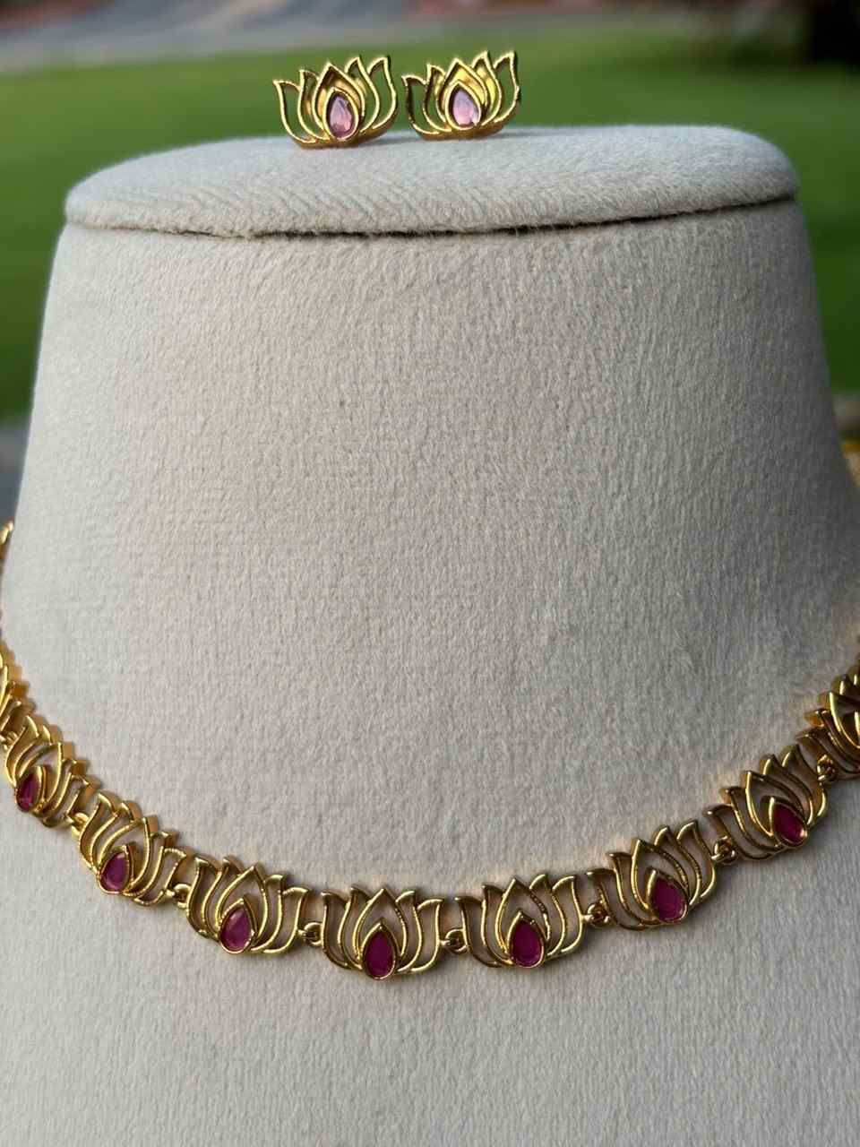 N0037 Lotus Necklace Red