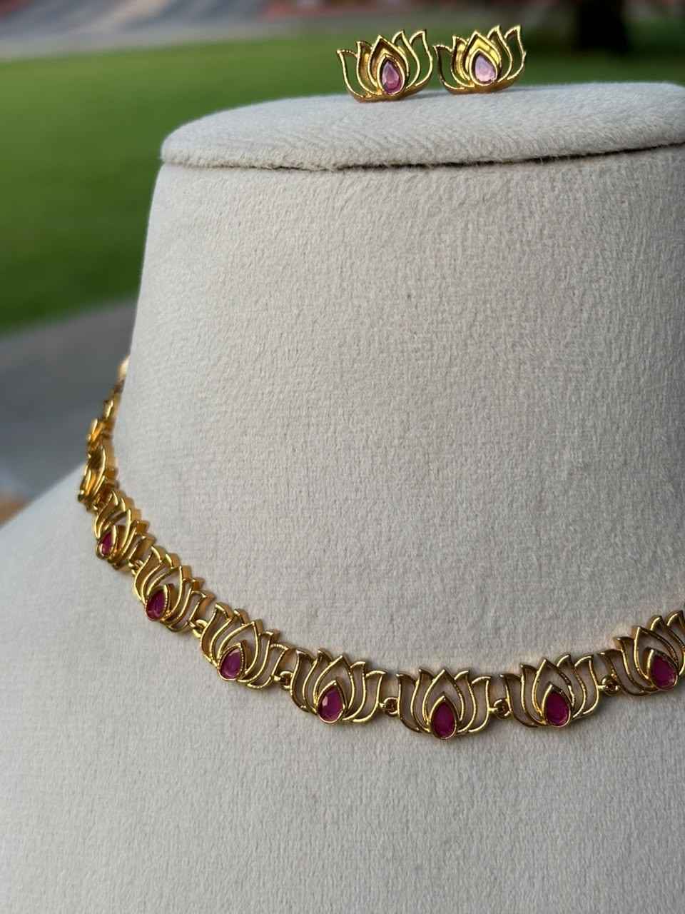 N0037 Lotus Necklace Red