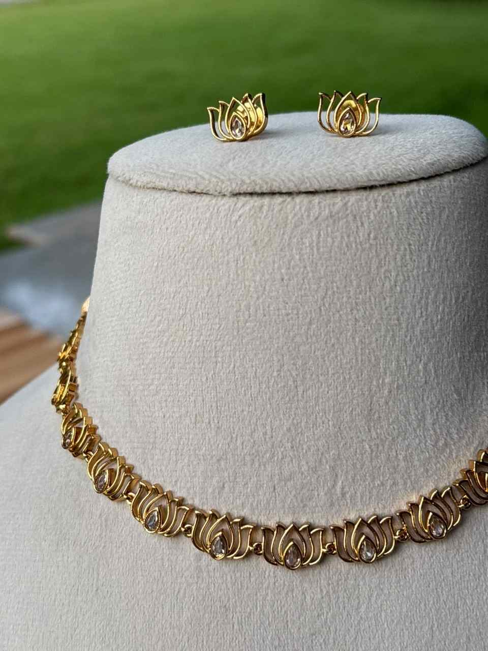 N0038 Lotus Necklace White
