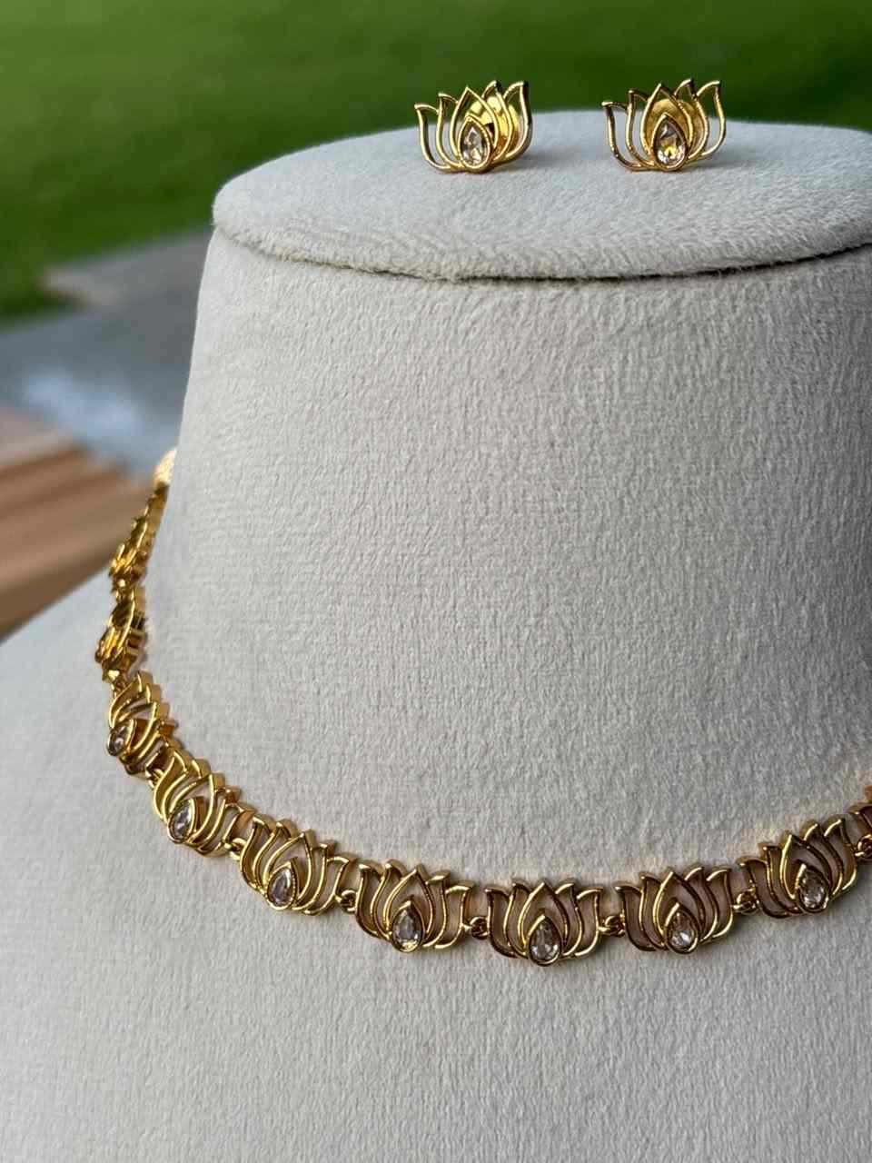 N0038 Lotus Necklace White