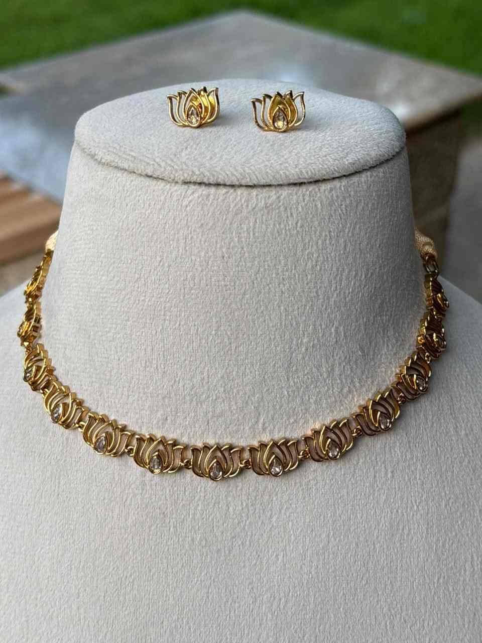 N0038 Lotus Necklace White