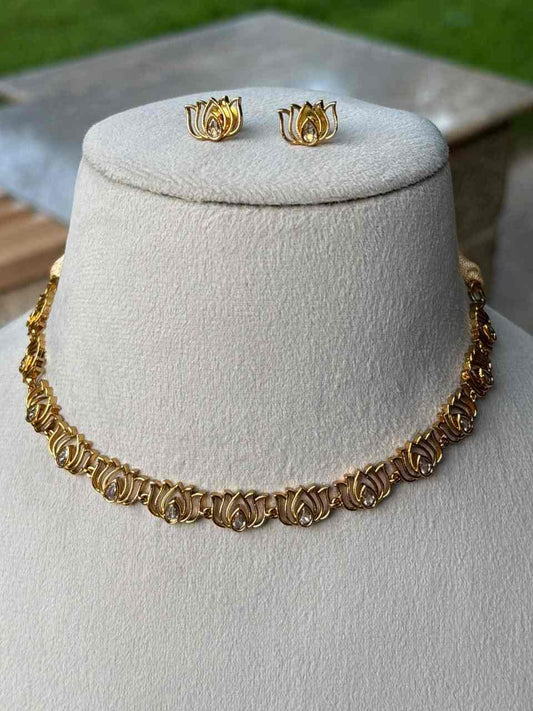 N0038 Lotus Necklace White