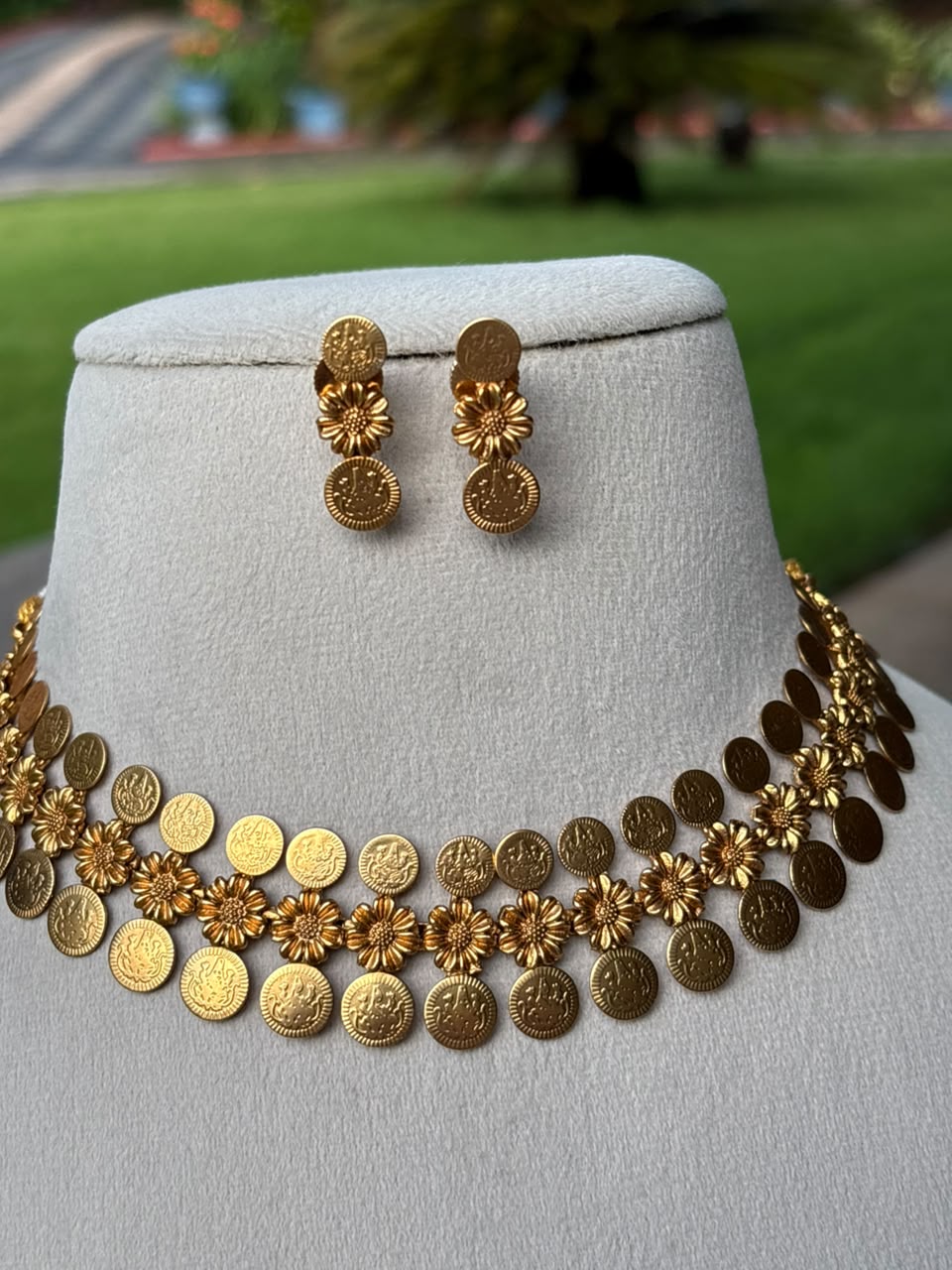 N0249 Traditional coin chocker / Necklace with Earring
