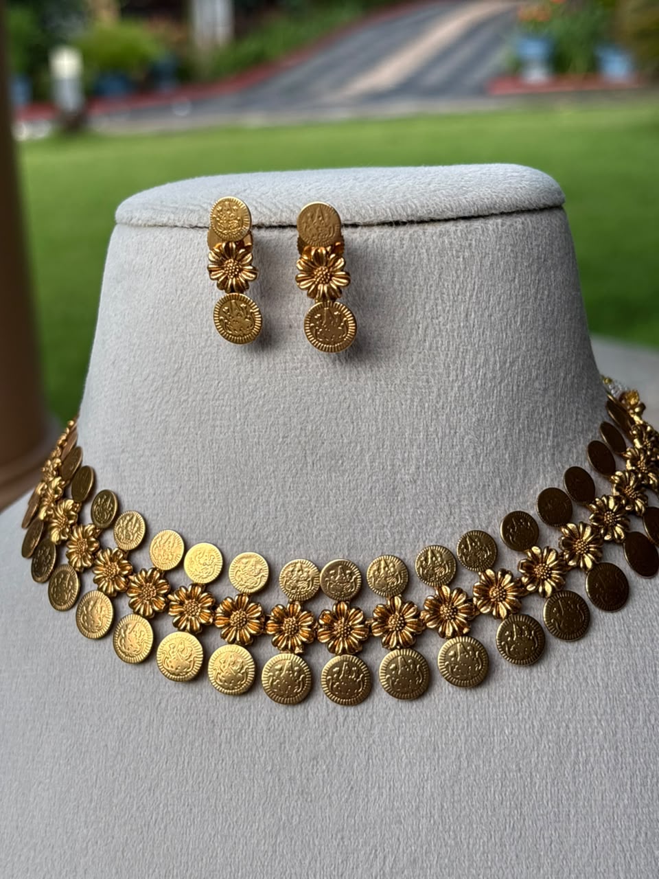 N0249 Traditional coin chocker / Necklace with Earring